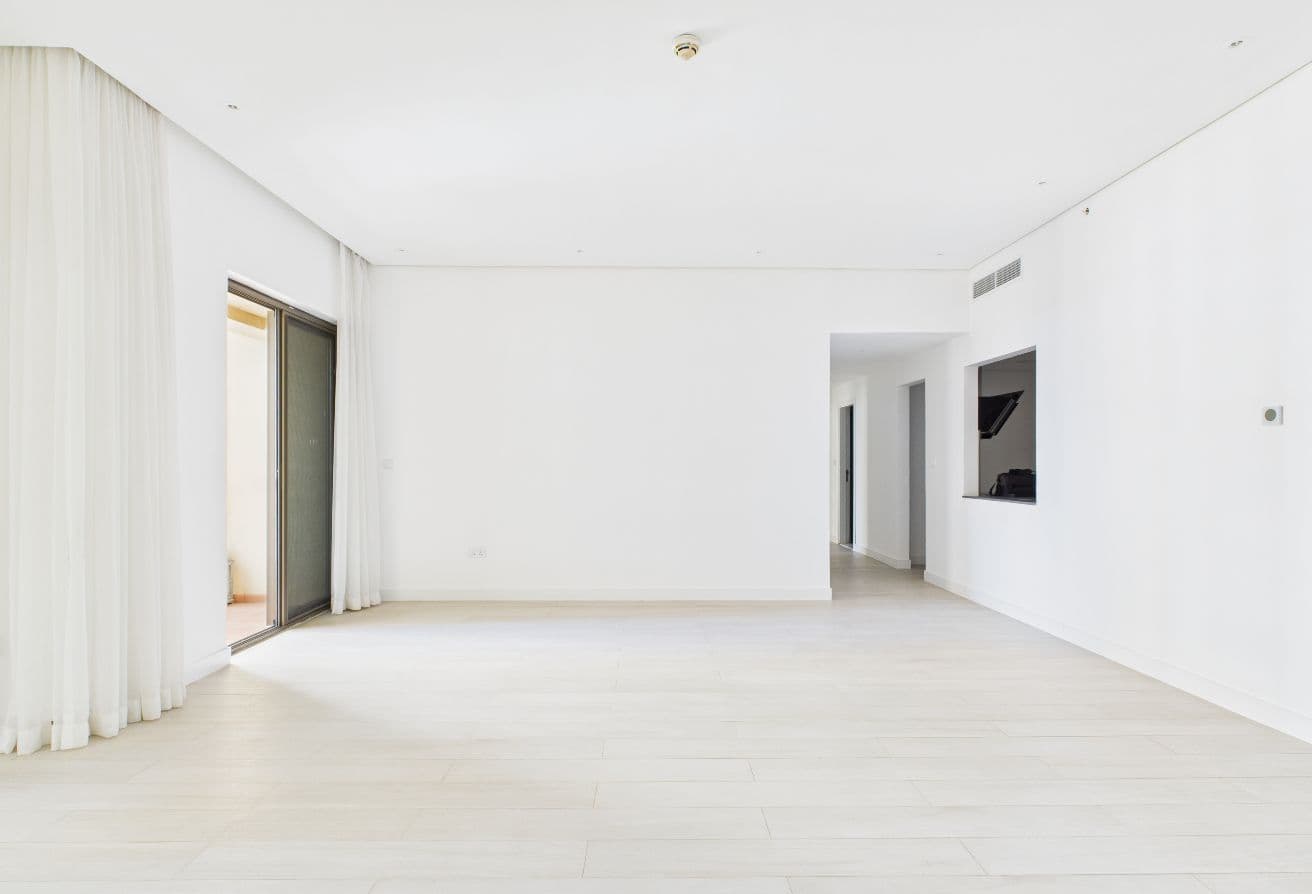 Upgraded | 3 BR plus maid | Sea View المعرض 3