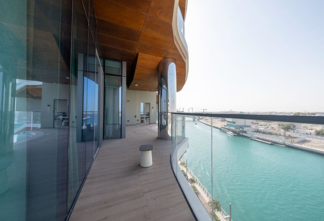 Ultra-Luxury Waterfront Home | Mr. C Residences المعرض 1