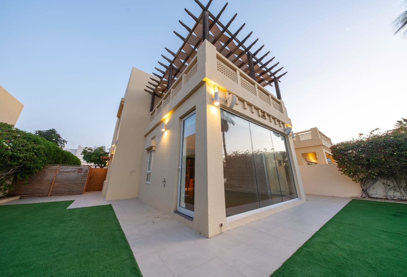 Exclusive 5BR Lakefront Twin Villa | Skyline Views المعرض 1