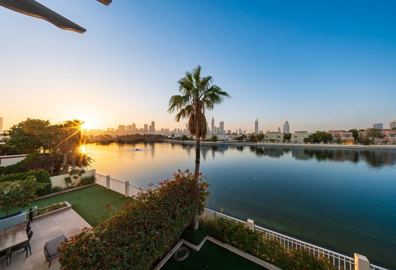 Exclusive 5BR Lakefront Twin Villa | Skyline Views المعرض 4