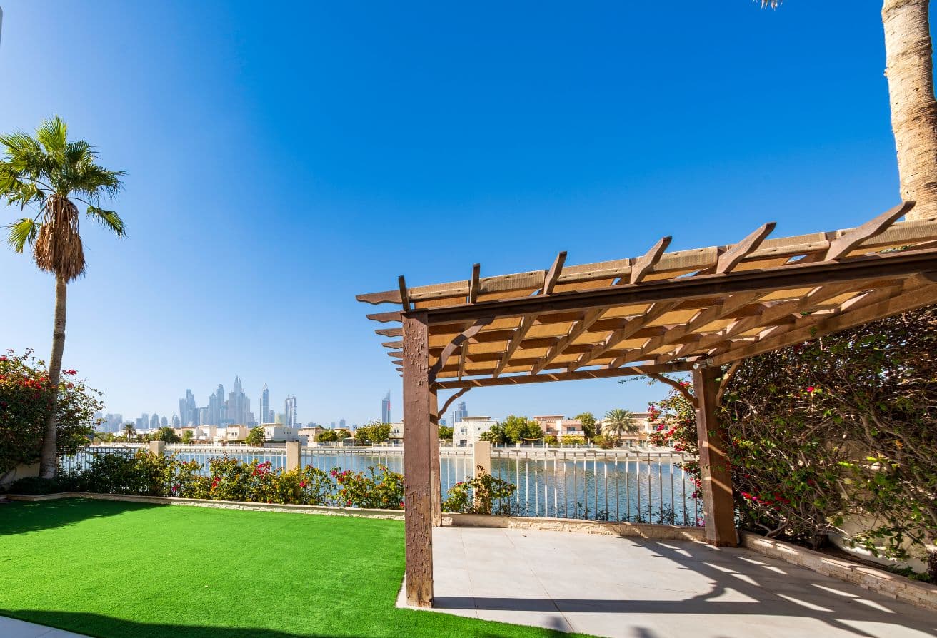Exclusive 5BR Lakefront Twin Villa | Skyline Views المعرض 3