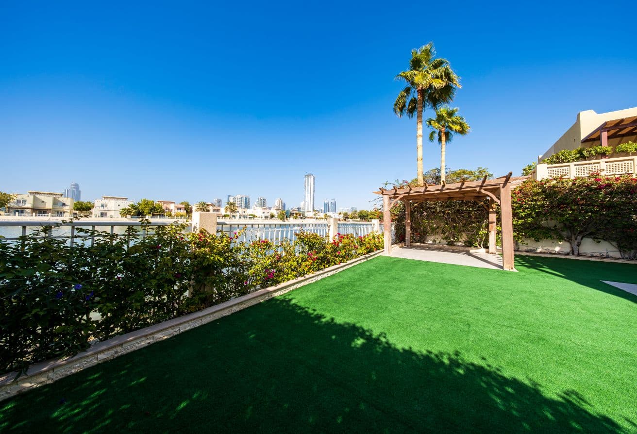 Exclusive 5BR Lakefront Twin Villa | Skyline Views المعرض 2